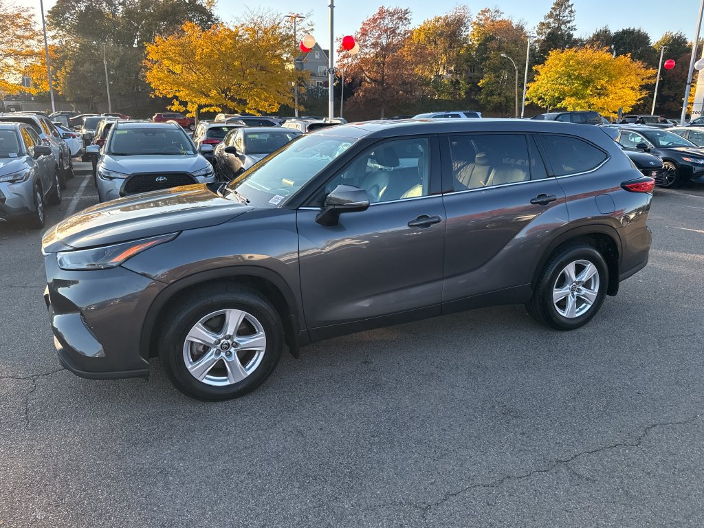 Used 2022 Toyota Highlander LE AWD/4WD image 4
