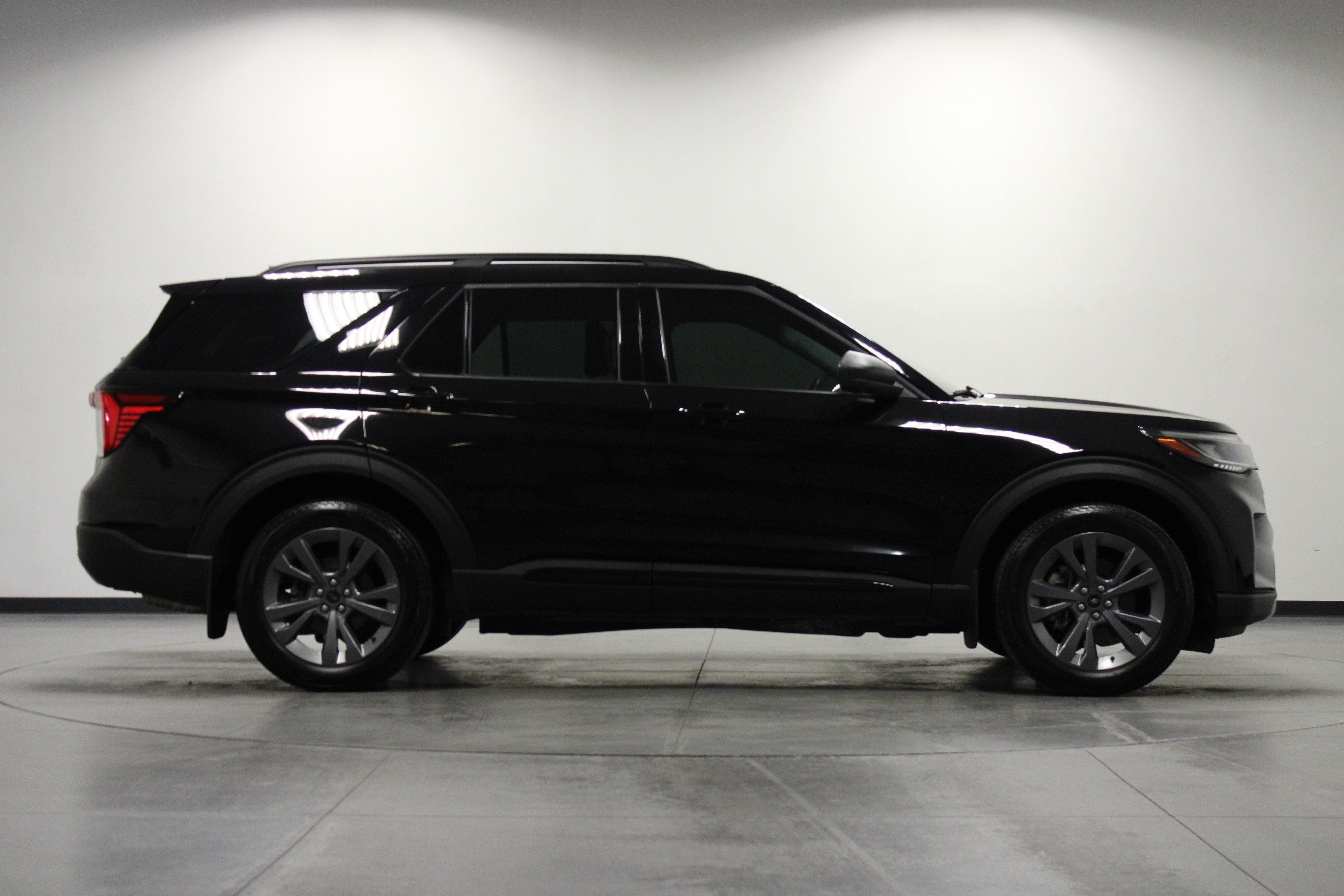 Used 2025 Ford Explorer Active w/ Active Comfort Package AWD/4WD image 3