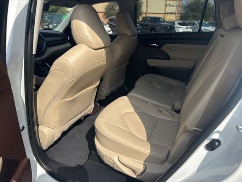 Used 2022 Toyota Highlander XLE image 9