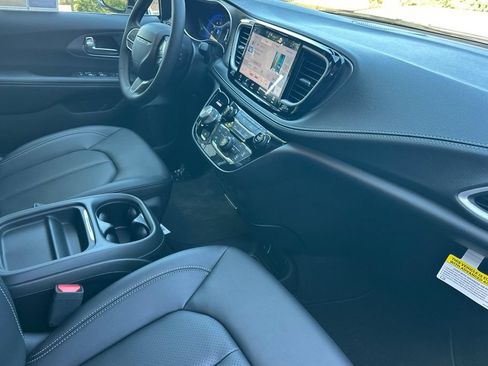 New 2027 Chrysler Pacifica Select FWD image 17