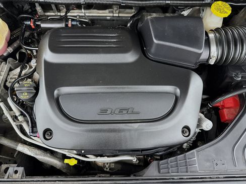 Used 2023 Chrysler Pacifica Limited FWD image 37