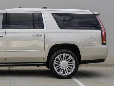 Used 2017 Cadillac Escalade ESV Platinum AWD/4WD image 17