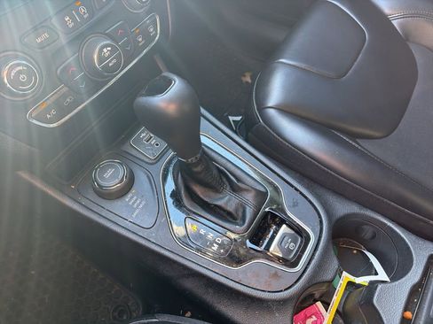 Used 2020 Jeep Cherokee Latitude Plus image 13