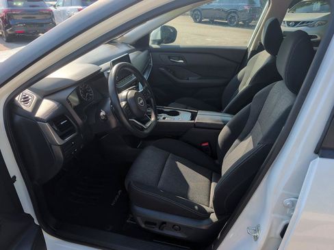 Used 2024 Nissan Rogue SV FWD image 8