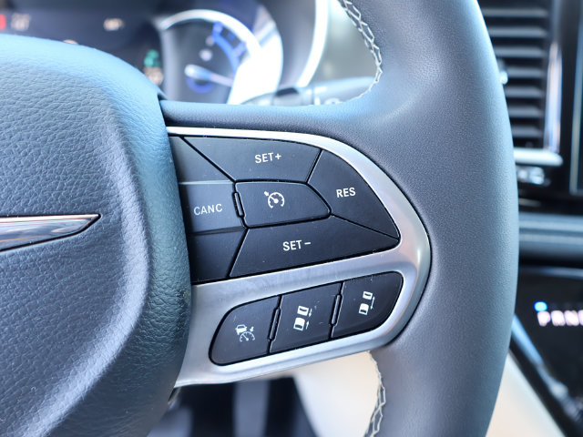 Used 2024 Chrysler Pacifica Limited FWD image 14