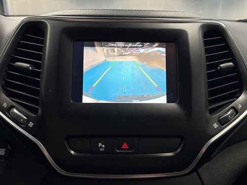 Used 2019 Jeep Cherokee Latitude Plus w/ Travel & Safety Group image 28