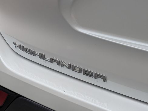 Certified 2024 Toyota Highlander Limited FWD image 33