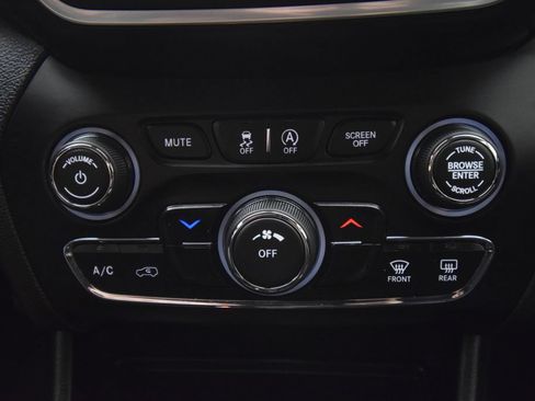 Used 2019 Jeep Cherokee Latitude Plus w/ Cold Weather Group AWD/4WD image 32