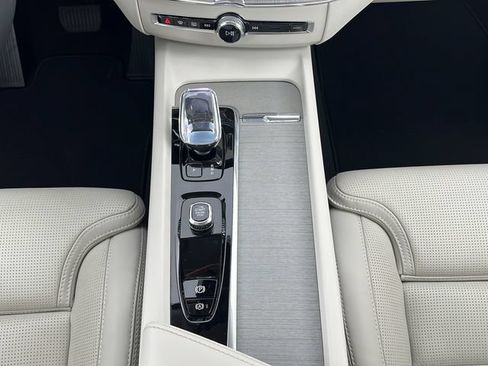 Certified 2024 Volvo XC60 B5 Ultimate w/ Climate Package AWD/4WD image 18