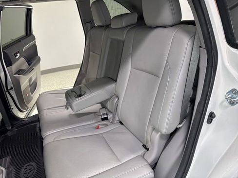 Used 2017 Toyota Highlander Limited FWD image 2