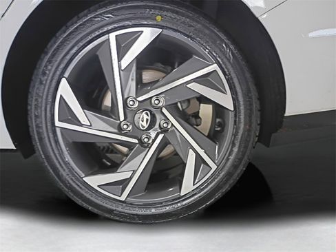 Certified 2025 Hyundai Elantra SEL image 32