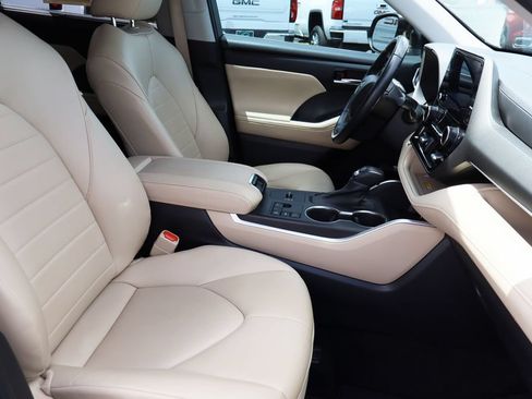 Used 2023 Toyota Highlander XLE FWD image 30