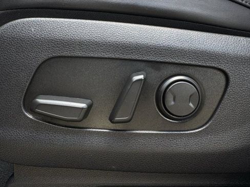 Used 2024 Kia Carnival EX FWD image 28