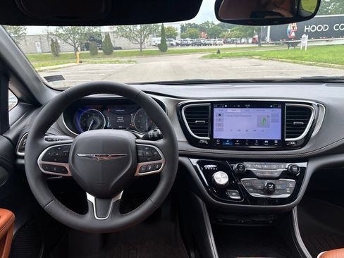 Certified 2024 Chrysler Pacifica Pinnacle FWD image 13