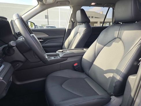 Certified 2025 Toyota Grand Highlander FWD image 22