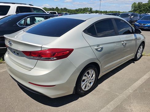 Used 2018 Hyundai Elantra SE FWD image 3