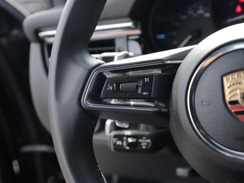 Used 2025 Porsche Macan AWD/4WD image 23