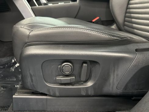 Used 2025 Land Rover Discovery S image 17