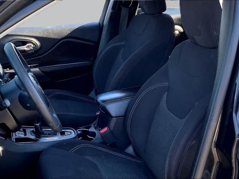 Used 2019 Jeep Cherokee Latitude w/ Popular Appearance Group FWD image 8