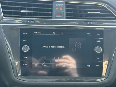 Used 2021 Volkswagen Tiguan SE image 21