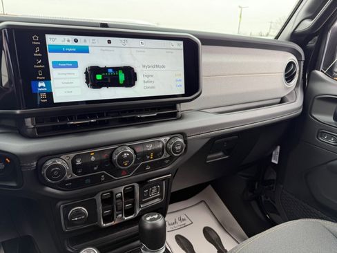 Used 2025 Jeep Wrangler Unlimited Sahara image 11