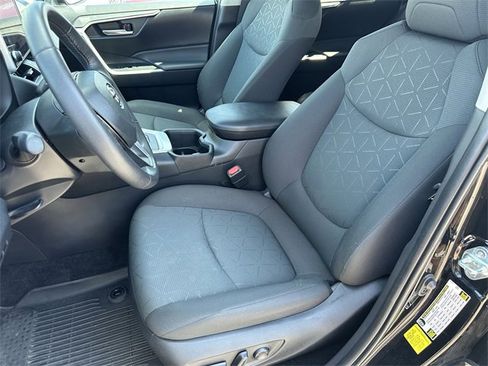 Used 2024 Toyota RAV4 XLE image 37