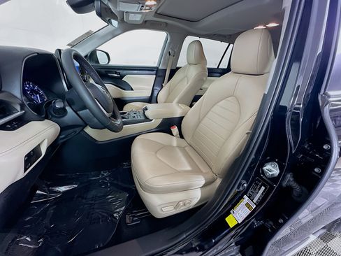 Used 2023 Toyota Highlander XLE AWD/4WD image 12