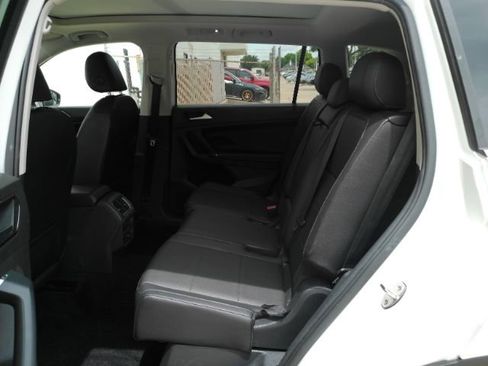 Used 2018 Volkswagen Tiguan SE w/ Panoramic Sunroof Package FWD image 17