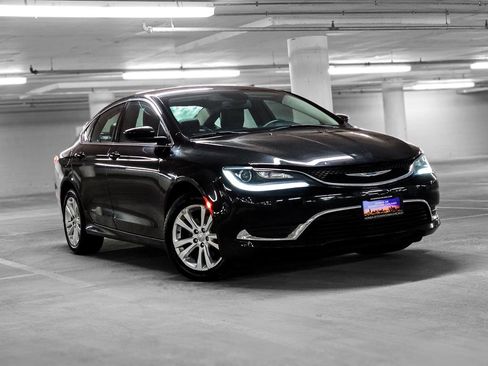 Used 2017 Chrysler 200 Limited Platinum w/ Comfort & Convenience Group image 4