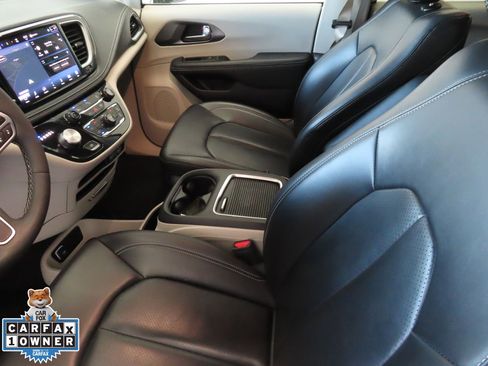 Used 2024 Chrysler Pacifica Select image 22