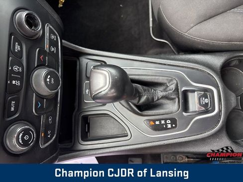 Used 2019 Jeep Cherokee Latitude w/ Cold Weather Group image 35