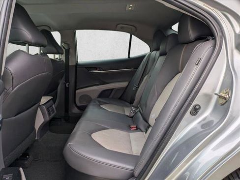 Used 2020 Toyota Camry XLE image 18