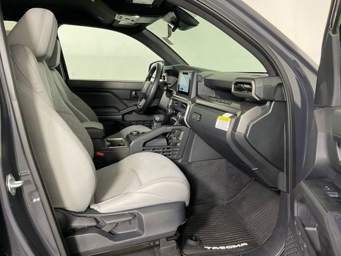 Used 2025 Toyota Tacoma SR5 AWD/4WD image 24