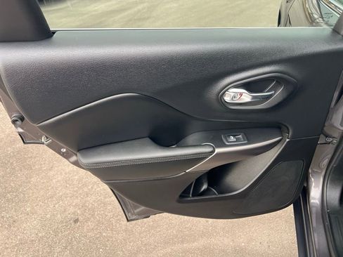 Used 2019 Jeep Cherokee Limited image 17