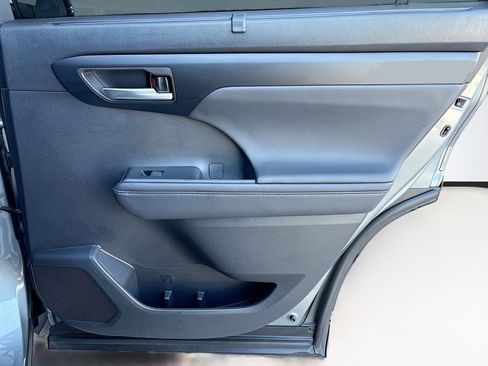 Certified 2025 Toyota Highlander XLE image 28