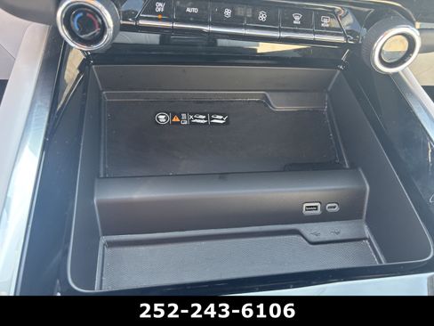 Used 2025 Chevrolet Suburban Premier RWD image 35