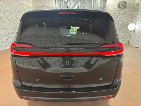 Used 2023 Chrysler Pacifica Limited w/ S Appearance Package FWD image 6