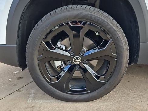 Used 2025 Volkswagen Taos SE image 9