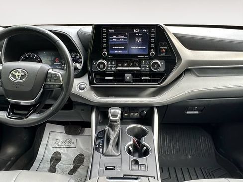 Used 2020 Toyota Highlander XLE FWD image 11