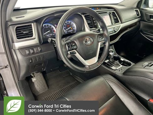 Used 2018 Toyota Highlander XLE AWD/4WD image 7