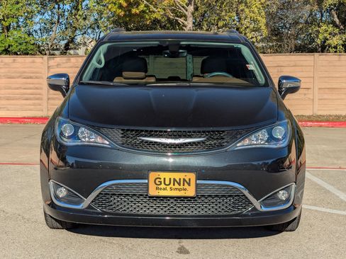 Used 2019 Chrysler Pacifica Limited image 9