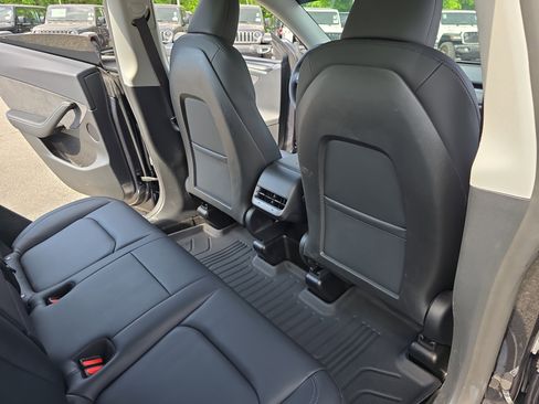 Used 2024 Tesla Model Y 2WD image 11