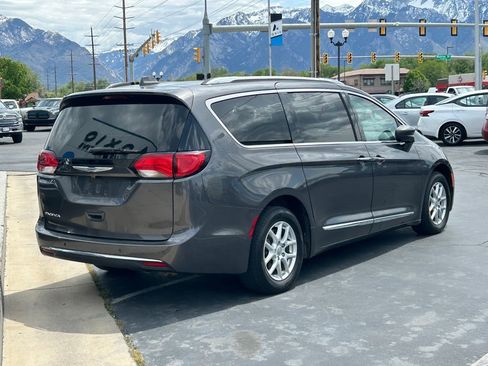 Used 2020 Chrysler Pacifica Touring-L FWD image 4
