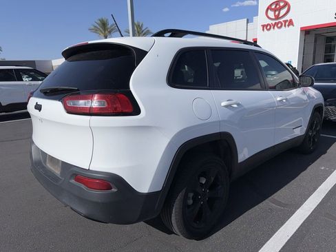 Used 2018 Jeep Cherokee Latitude w/ Altitude Package FWD image 4