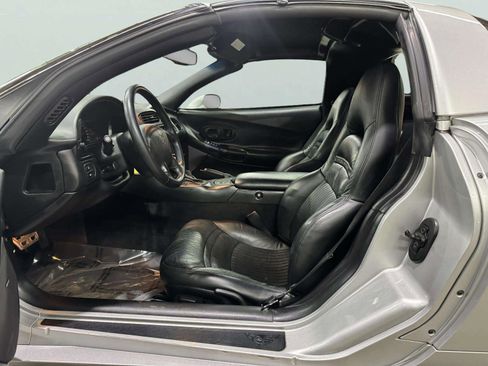 Used 2001 Chevrolet Corvette Coupe w/ Preferred Equipment Group1 RWD image 18