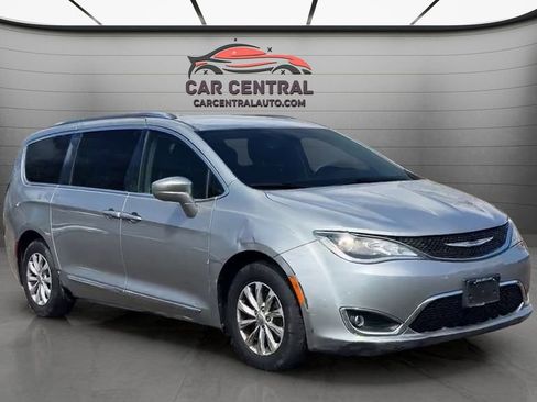 Used 2019 Chrysler Pacifica Touring-L FWD image 7