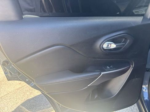 Used 2021 Jeep Cherokee Limited image 12