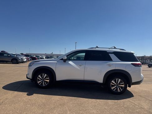 Certified 2025 Nissan Pathfinder SL image 14