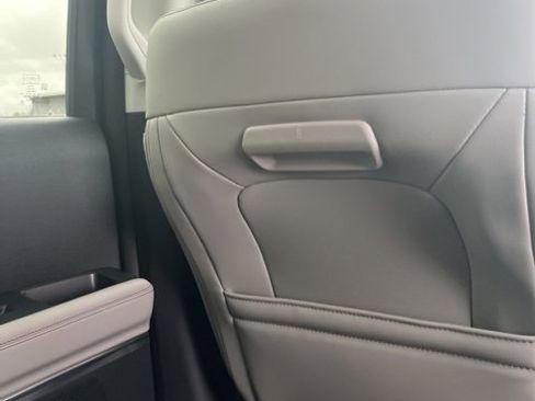 New 2025 Ford Expedition Active image 31