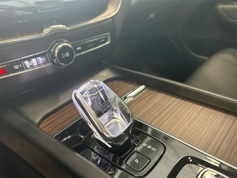 Certified 2023 Volvo XC60 B5 Ultimate w/ Climate Package image 17